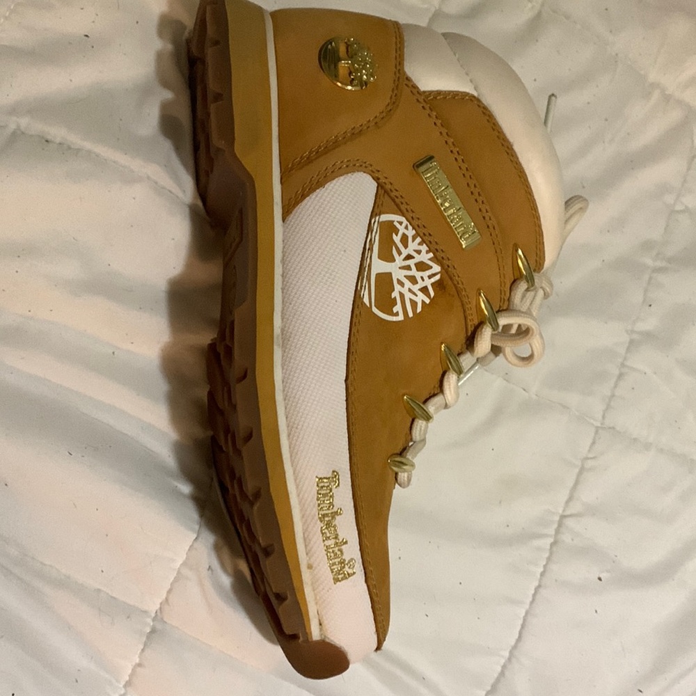 The shoes r timberlands. There brown and white. Selling them for 50 buck.